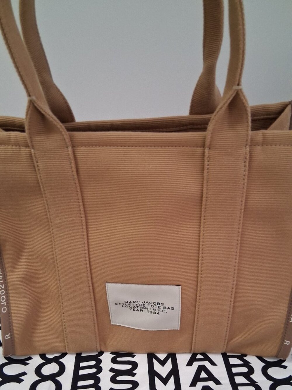 Marc Jacobs The Large Traveler Tote – Camel/Tan (Style M0017048-230) – New - Picture 10 of 10